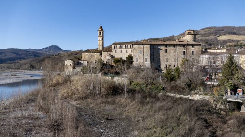 La aldea de 47 habitantes que tiene paisajes privilegiados y la catedral más pequeña de España.