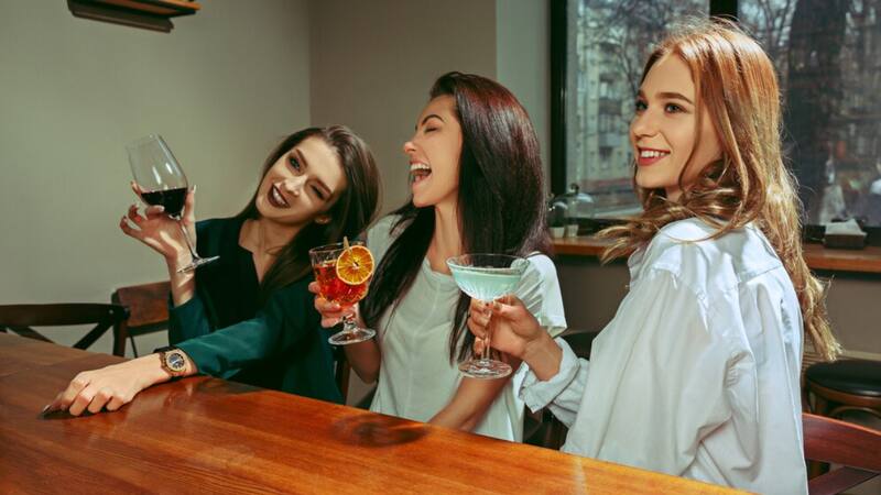 Los locales se distribuyen por la ciudad y ofrecen menús variados de comidas y bebidas.