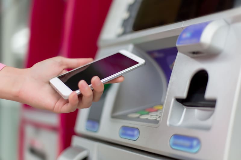 Los nuevos cajeros automáticos incluyen la tecnología NFC (Fuente: Shutterstock)