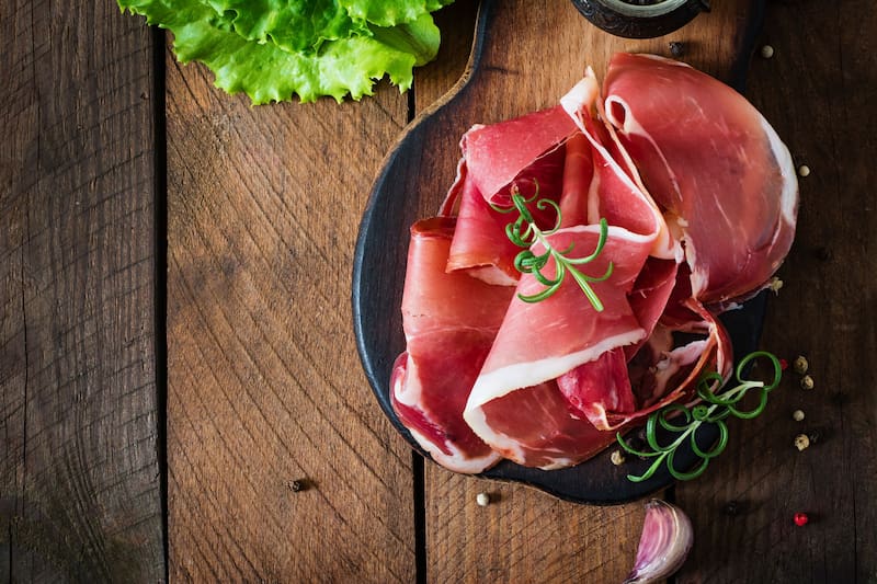 El jamón serrano es un alimento obtenido a partir de la salazón y secado al aire de las patas traseras del cerdo. ¿Puedo comerlo si tengo colesterol alto? (Imagen: archivo)