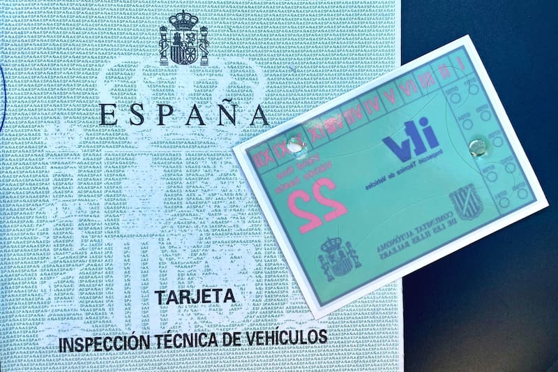 Ya no es obligatorio llevar la etiqueta de la ITV pegada al vidrio: esta es la lista de los coches que pueden quitarla. (Imagen: archivo)