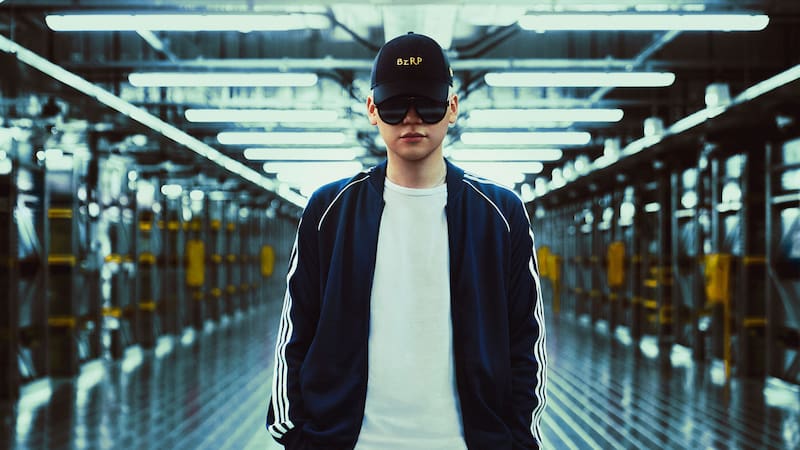 En la Argentina, New Era se hizo más popular tras convertirse en la encargada de lanzar la gorra oficial de Bizarrap .