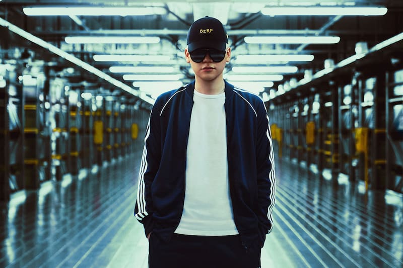En la Argentina, New Era se hizo más popular tras convertirse en la encargada de lanzar la gorra oficial de Bizarrap .