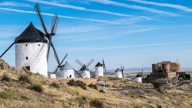 El pueblo de España que atrae a los turistas por sus paisajes y arquitectura: destaca por sus castillos, molinos y leyendas
