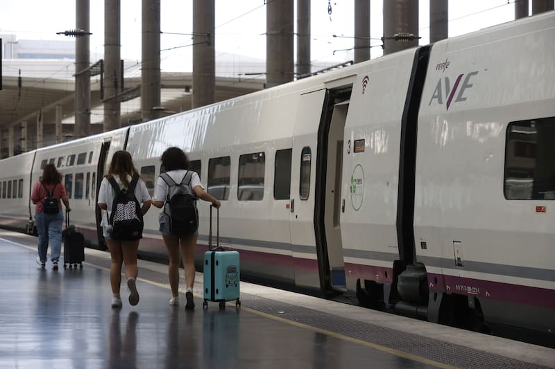 Excelente noticia de RENFE para los mayores de 60 años: esta es la tarjeta que deben conseguir para acceder a descuentos y beneficios. (Fuente: EFE)