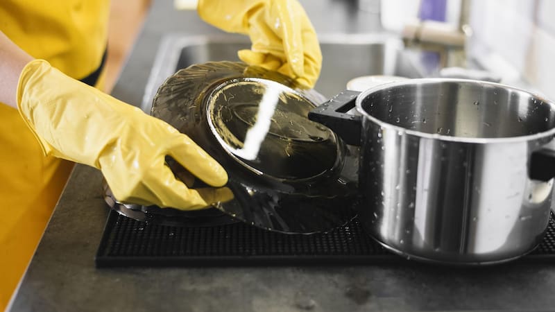 La bacha de la cocina y los accesorios que usamos para lavar los platos pueden acumular bacterias. (Foto: archivo)
