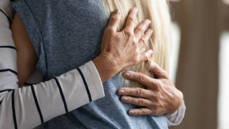 Si una persona fallece sin dejar testamento, sus deudas y bienes pasan a sus herederos forzosos. Fuente: Archivo