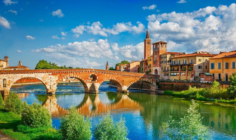 Verona, ciudad conocida por la historia de Romeo y Julieta y por su importante patrimonio histórico. (Fuente: Shutterstock).