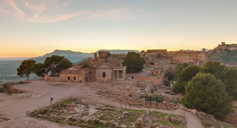 La ciudad valenciana combina su entorno natural con un importante patrimonio histórico. Fuente: Wikipedia.