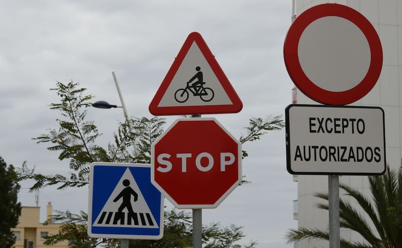 Qué significan las señales amarillas que aparecen en las carreteras españolas y por qué prevalecen sobre otras señales