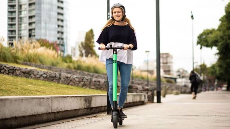 El uso indebido de monopatines eléctricos puede llevar a la suspensión de la licencia de conducir en California. Foto: Archivo.