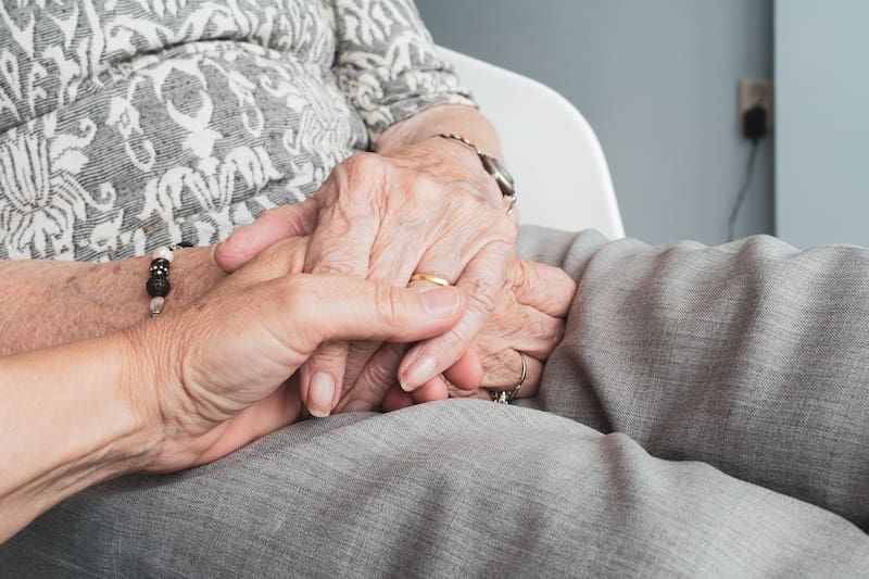 Caminar sobre ciertos suelos, levantarse de un asiento o usar ropa sintética puede favorecer la acumulación de electricidad estática en el cuerpo. (Fuente: Shutterstock)