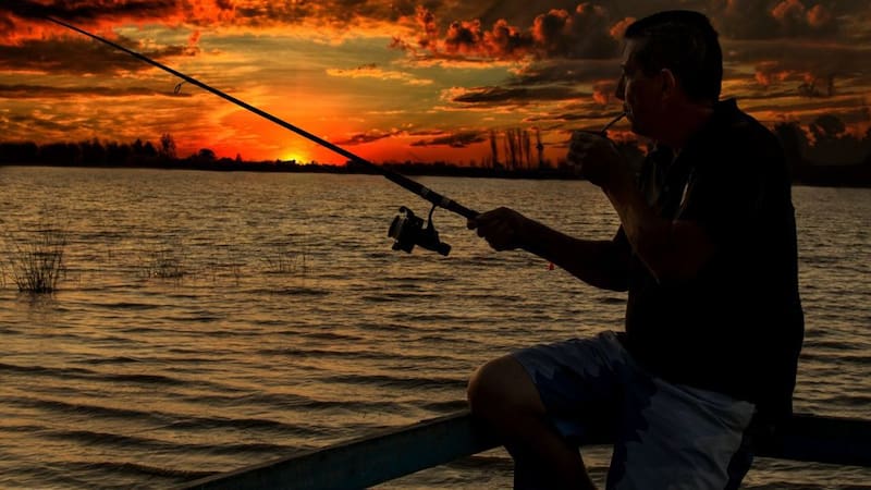 La pesca deportiva es una opción para quienes buscan disfrutar de una tarde en la laguna. (Fuente: Turismo San Miguel del Monte)