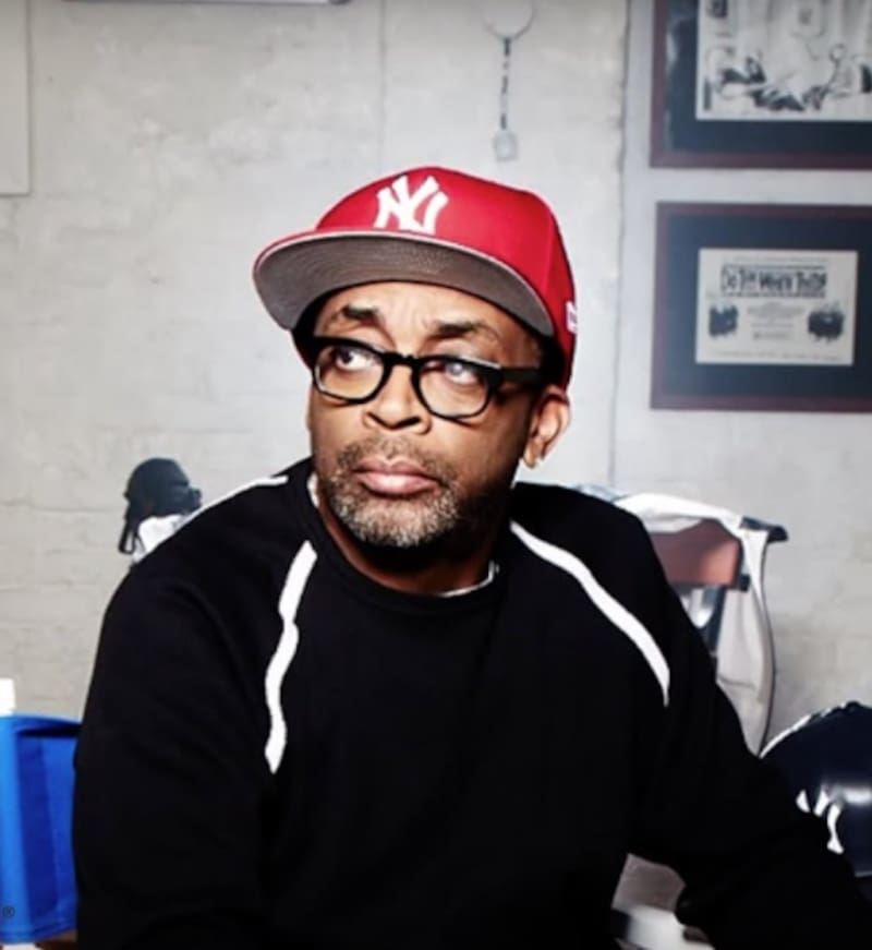 El cineasta Spike Lee y su gorra roja de los Yankees, un pedido especial que le hizo a New Era