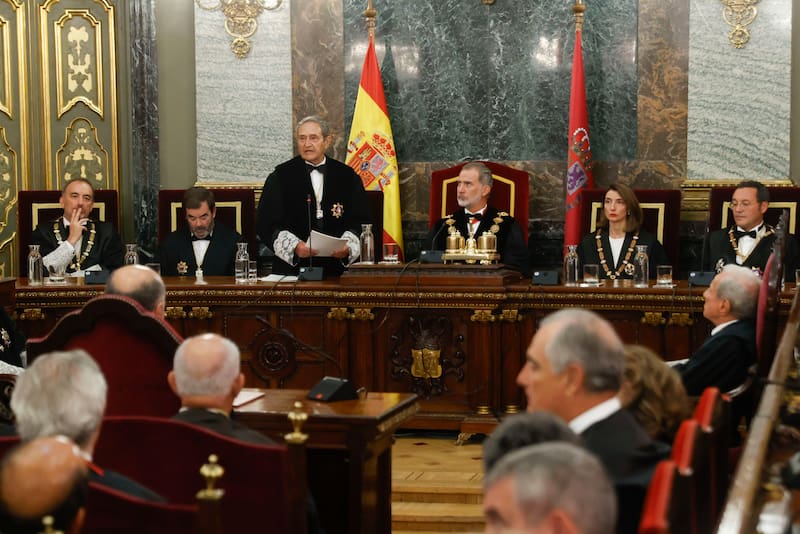 El rey Felipe VI escucha el discurso del presidente interino del Tribunal Supremo Francisco Marín Castán (3i). EFE