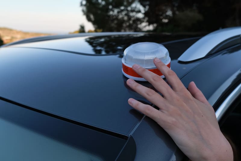 Confirmado por la DGT: a partir de ahora, todos los coches deberán llevar este objeto de forma obligatoria si no quieren ser multados.