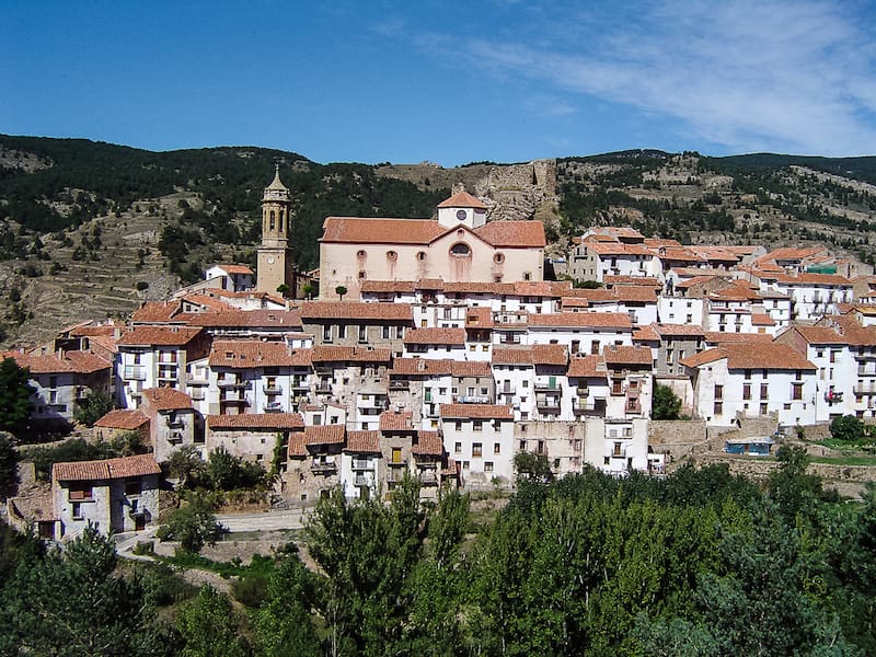 Las casas encaladas y los tejados de teja roja definen la imagen tradicional del pueblo. (Fuente: Wikipedia).