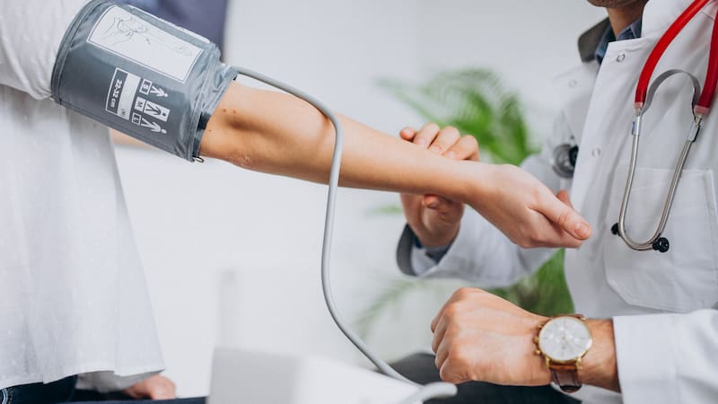 Investigaciones indican que el jengibre puede ser efectivo en disminuir los niveles de colesterol LDL y triglicéridos, mejorando la salud cardiovascular (Fuente: Freepik)