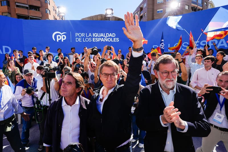 Los expresidentes del Gobierno José María Aznar (i) y Mariajo Rajoy (d) junto al líder del Partido Popular, Alberto Núñez-Feijóo (c), durante el acto del PP celebrado en la plaza de Felipe II en defensa de la igualdad de todos los españoles. EFE