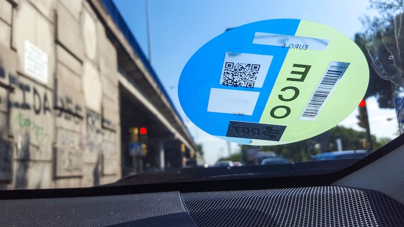 Aquellos vehículos clasificados bajo las etiquetas B y C solo podrán circular un máximo de ocho días al mes en áreas con Zonas de Bajas Emisiones (ZBE).