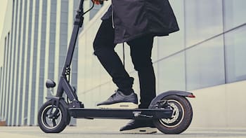 Confirmado por la DGT: todos los conductores de patinetes eléctricos deben realizar este trámite obligatorio
