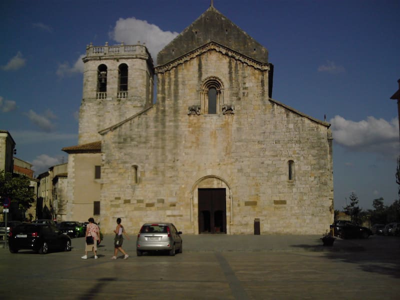 Monasterio de San Pedro de Besalú. (foto: Wikipedia).