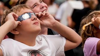 Confirmado | El Gobierno regalará dos millones de gafas para ver el eclipse solar: quiénes podrán conseguirlas gratis