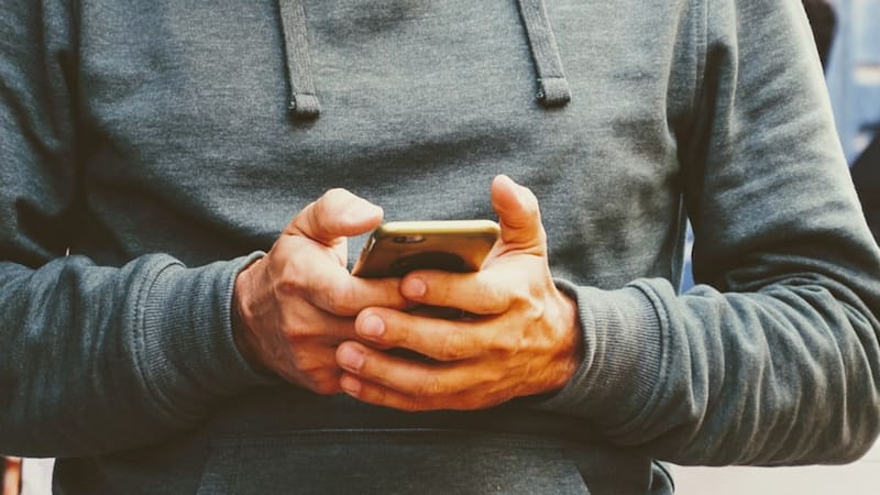 La tarjeta SIM tradicional puede contar con hasta 64 KB de almacenamiento que abarca para unos 500 contactos.