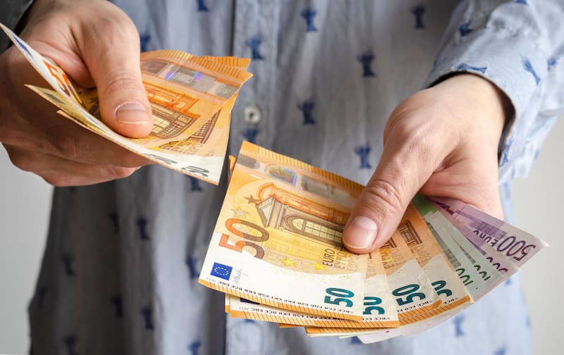La cuantía fija ligada a la renta asciende a 1700 euros. Fuente: Shutterstock.