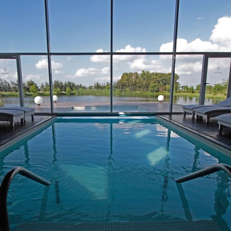 Los turistas buscan destinos con pileta y aire libre para sus escapadas.