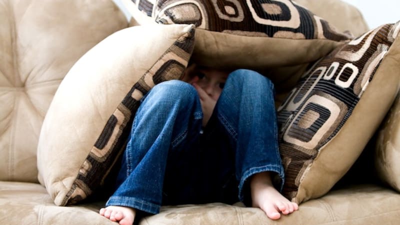 Niños con miedo y baja autoestima. Fuente: Pixabay.