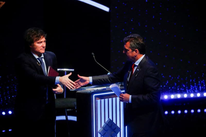 Massa y Milei durante el segundo debate presidencial. (Agustín Marcarián/Reuters)