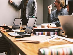 Empresas prevén más empleo para el arranque de 2026