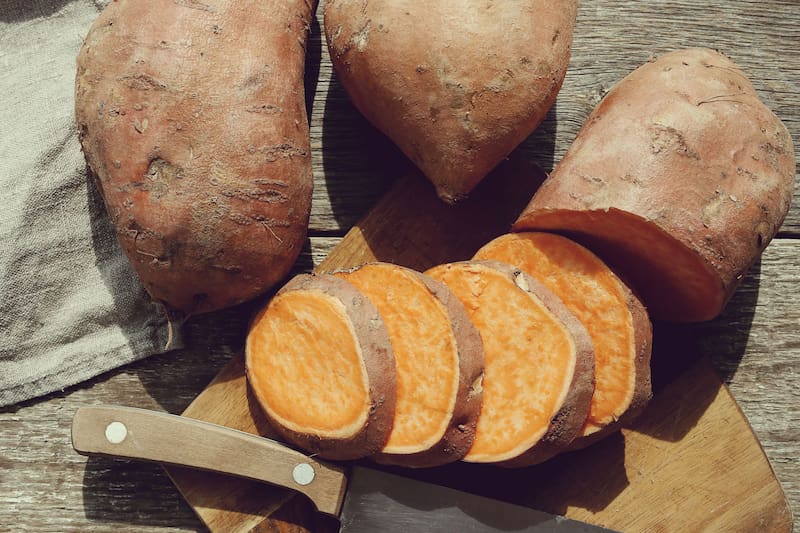 Tras el horneado, conviene dejar reposar los boniatos durante 10 minutos y retirarlos con cuidado para conservar la costra caramelizada.
