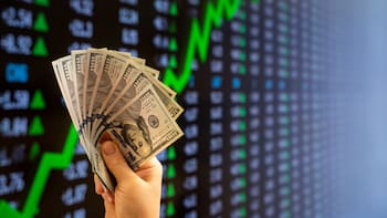 ¿Adiós a la baja de tasas? El petróleo a 150 dólares pone a la Fed contra las cuerdas, advierte Vanguard