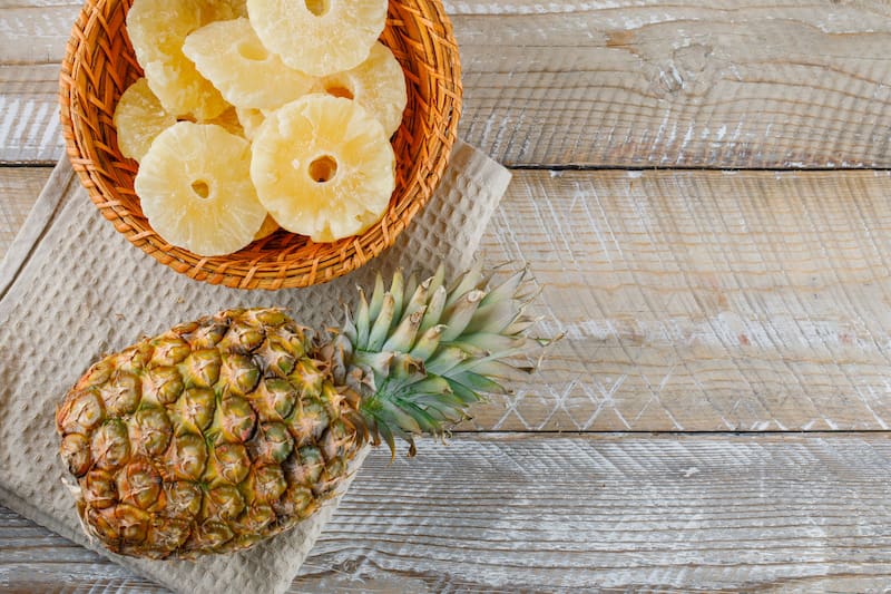 La piña, también conocida como ananá, cuenta con un alto contenido de agua. Fuente: Freepik
