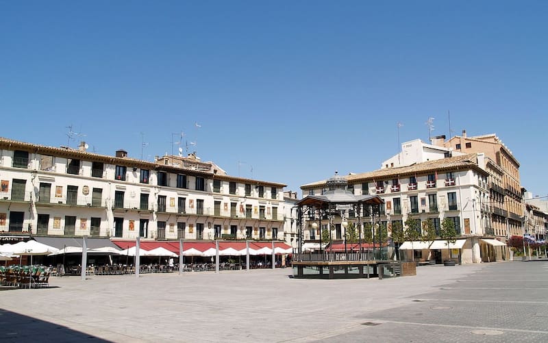 La Plaza de los Fueros es la principal de la ciudad (Fuente: Wikimedia Commons)
