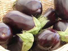 Un kilo, dos recetas: cómo hacer berenjenas al escabeche y pan de berenjenas