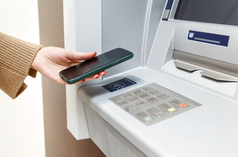 Cajeros automáticos con NFC: así podrán los clientes retirar dinero en efectivo. Fuente: Shutterstock.