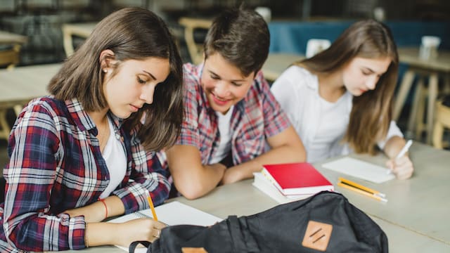 España se desploma en PISA 2025: sindicatos exigen más profesores, menos alumnos por aula y frenar las pantallas