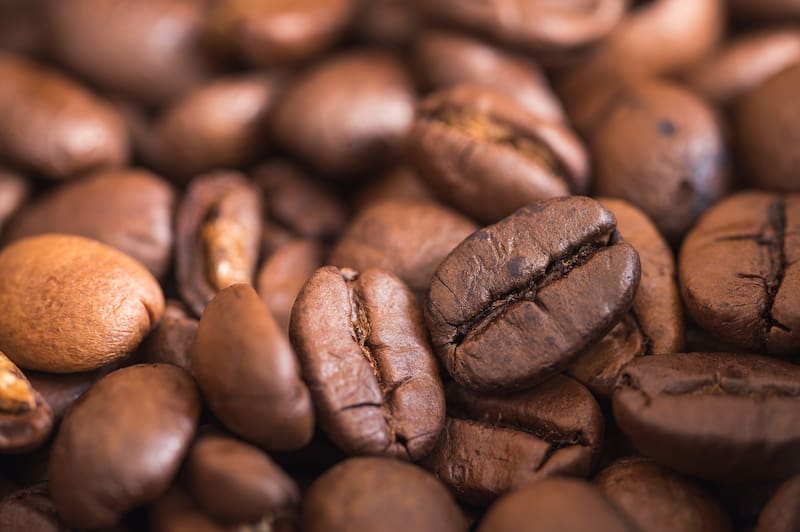 Reutilizar restos de café y cáscaras de banana permite reducir residuos orgánicos. (Imagen: Pixabay)