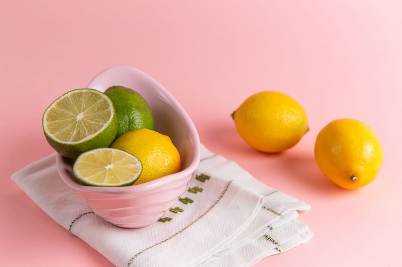 El jugo de medio limón proporciona aproximadamente el 20 % de la cantidad diaria recomendada de vitamina C. Fuente: Freepik