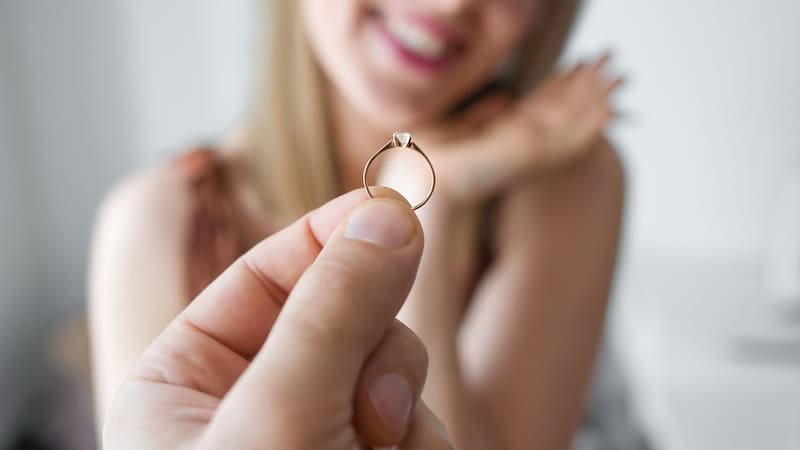 Imagen representativa de una mujer con un anillo de dimantes.