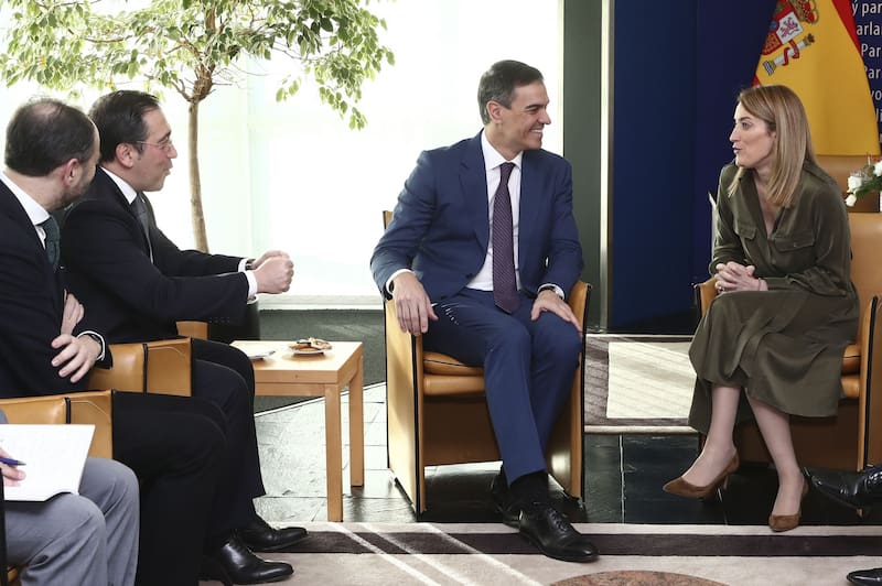 El presidente del Gobierno, Pedro Sánchez, durante la reunión que ha mantenido con la presidenta del Parlamento Europeo, Roberta Metsola. Fuente: EFE.