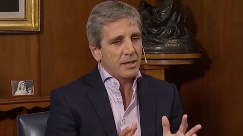 Caputo confirmó el congelamiento y Pettovello anunció que los piqueteros no cobrarán planes sociales.
