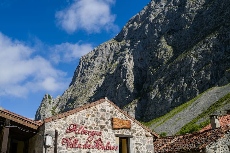 En Bulnes puedes explorar sus callejuelas empedradas, admirar las tradicionales casas de piedra y disfrutar de la hospitalidad local en sus bares y restaurantes. (Imagen: Shutterstock)