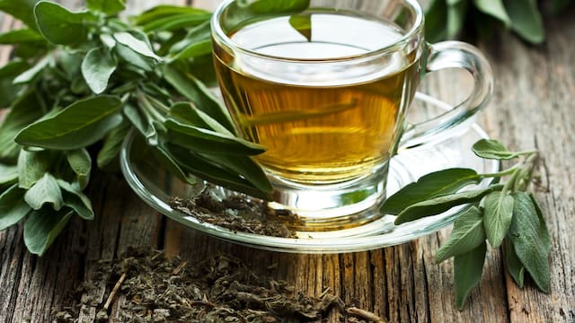 El té que “lo cura todo”: tiene propiedades antiinflamatorias, mejora la memoria y combate los desórdenes hormonales