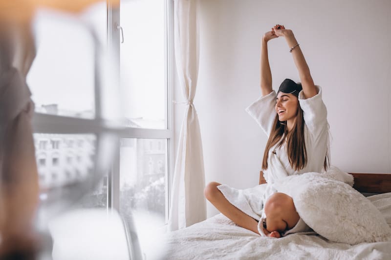 Mantener las sábanas limpias es crucial para un sueño reparador y sano. (Foto: Freepik).