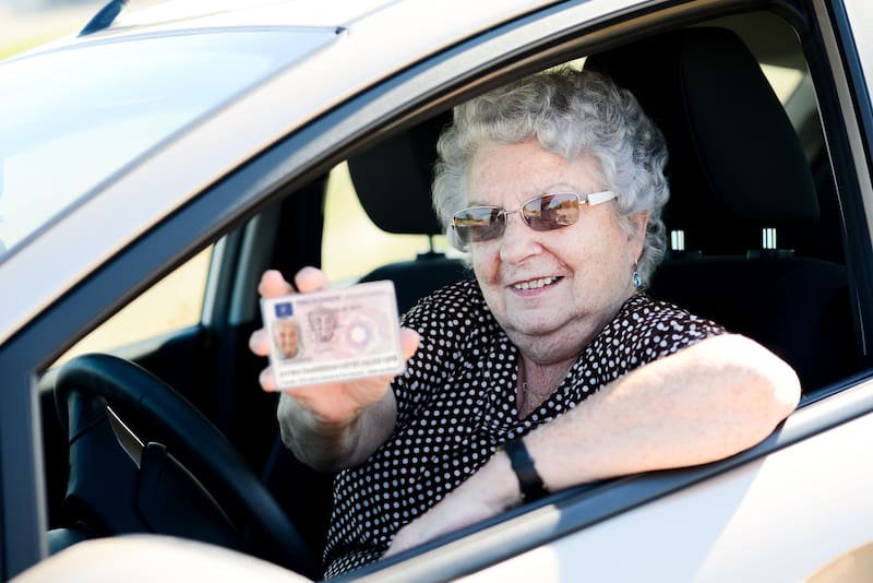 Una vez cumplidos los 65 años, el período de vigencia del carnet de conducir se reduce. (Imagen: Shutterstock)