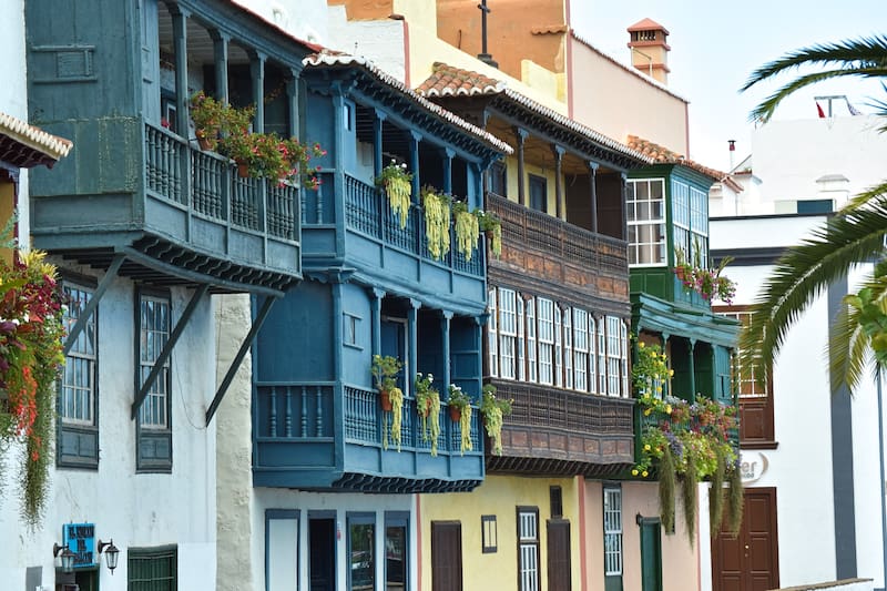 Los balcones son uno de los puntos de contacto más directos entre la vivienda y el mundo exterior.